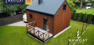 Domek nad jeziorem z widokiem na las