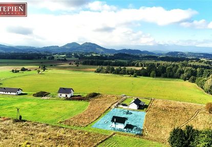 Mały domek z pieknym widokiem na panoramę gór.