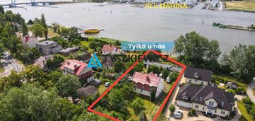 Dom w linii brzegowej z widokiem na sol marine