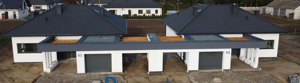 Dom z garażem i wiatą w bryle budynku