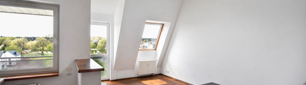 Jasna kawalerka z balkonem i widokiem na zieleń