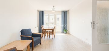 Osobna kuchnia, do wejścia. prądnik biały.