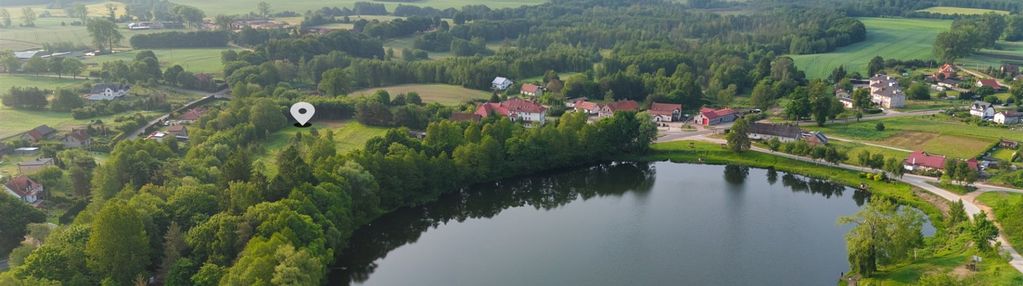 Urokliwa działka nad strumykiem, blisko jeziora.
