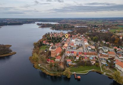 Dom w pasymiu, blisko jeziora kalwa