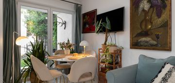 2przestronne zadbane pokoje z ogródkiem