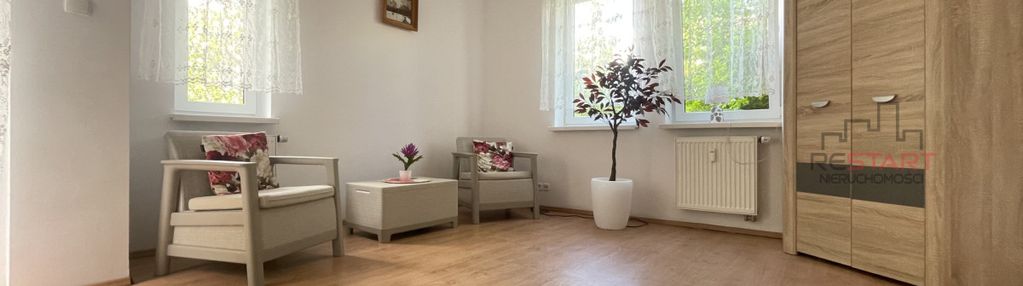 Kawealerka z pięknym ogródkiem