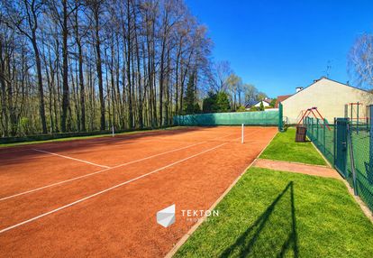 Na zamkniętym osiedlu z kortem tenisowym
