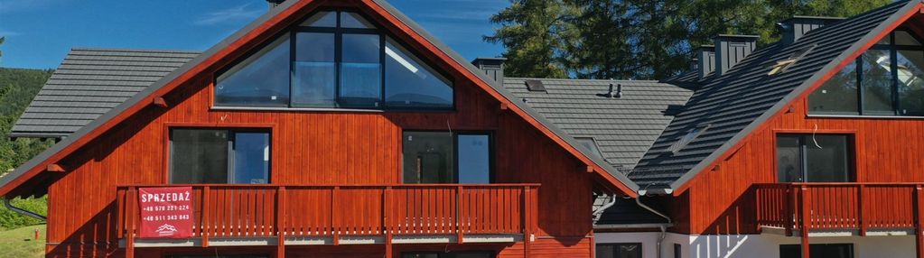 Apartament z balkonem i widokiem na wysoki kamień