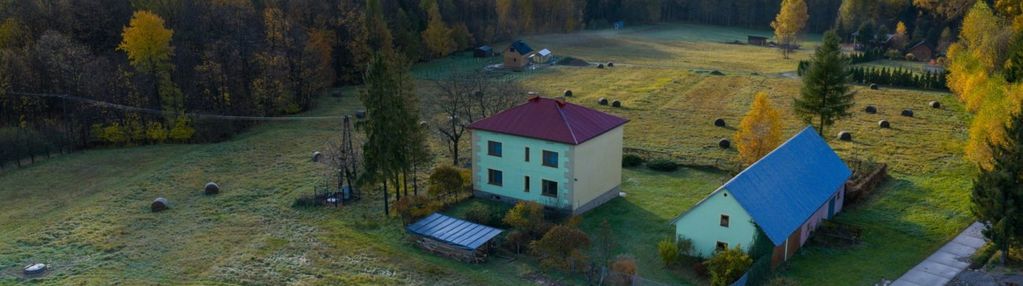 Miejsce wśród wiejskich pól i łąk, a jednak blisko