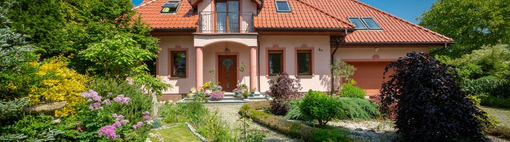 Dom wolnostojący z pięknym ogrodem