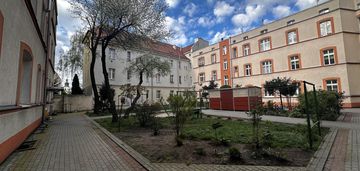 3 pokoje na parterze kamienicy z pięknym patio