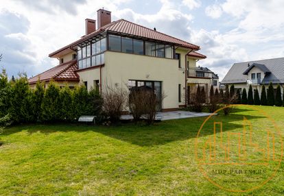 Piękna dwurodzinna willa przy granicy z w-wa