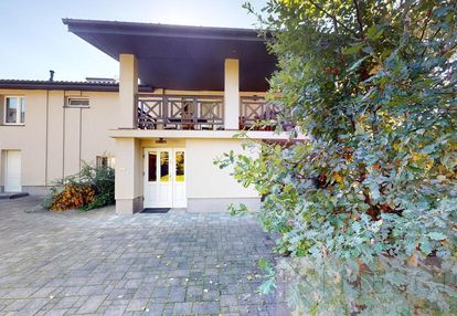 Wygodny dom zatopiony w zieleni