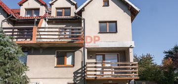 Bliźniak, 258 m2, 7 sypialni, działka 287 m2, r. 2003