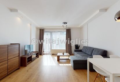 Zadbane, słoneczne, śleżna przy parku. hit