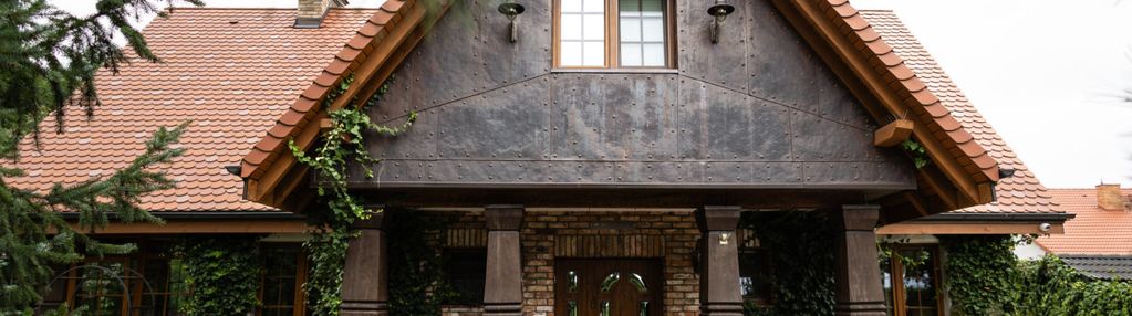 Rezydencja w pyszczynie z ogrodem, stawem i stajni