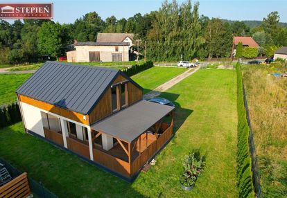 Gotowy do wejścia dom w górach