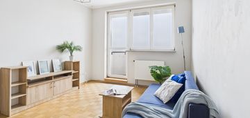 Jasne 2 pokoje z balkonem i panoramą tarchomina –