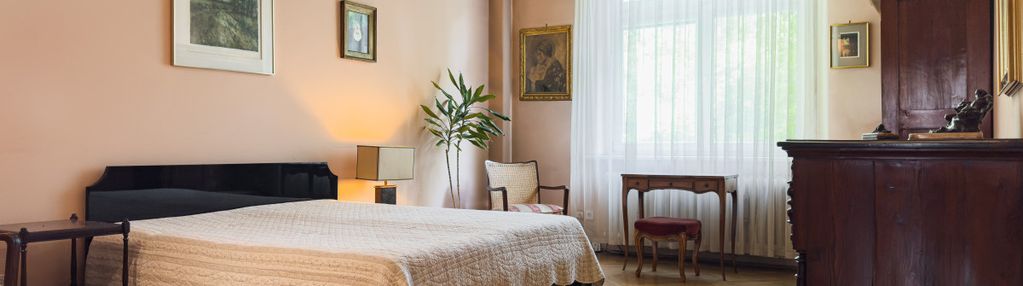 Apartament w modernistycznej kamienicy z balkonem