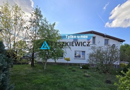 Dom wolnostojący z podziałem na dwa mieszkania.