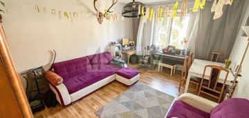 Idealnie ciche, cegła, księga wieczysta