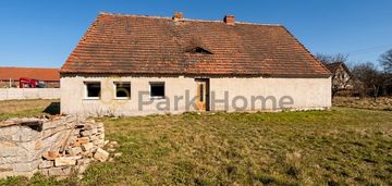 Klimatyczny dom z dużą działką – czerna