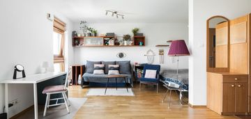 Duża kawalerka w apartamentowcu