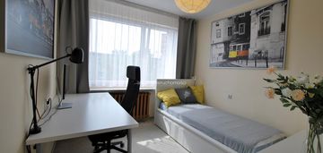 Os. albertńskie, 2 pokoje, osbna kuchnia, balkon, piwnica.
