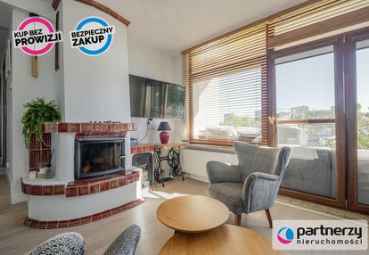 Piętro domu z pięknym ogrodem i widokiem na morze