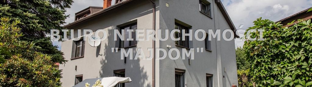 Centrum blisko jeziora i góry żar