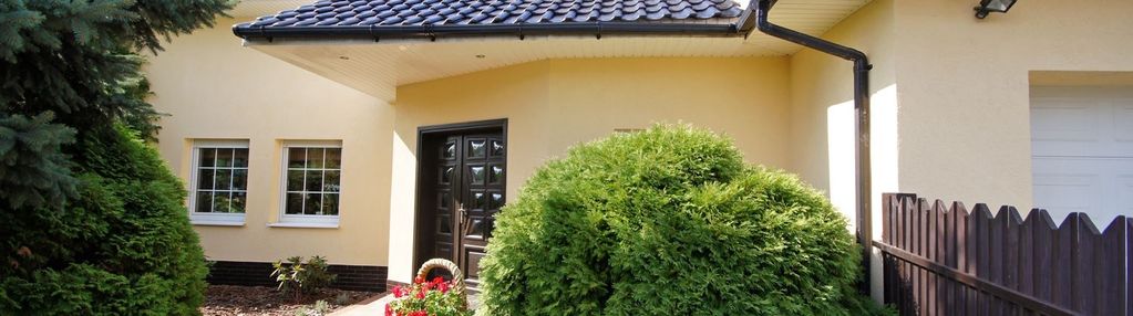 Dom wolnostojący z mieszkaniem i 2x garażem