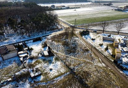 Działka 1702 m² – narożna, przy lesie, z mediami!