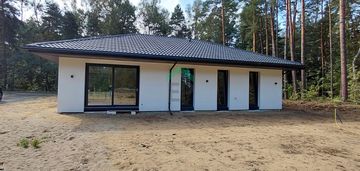 Nowy parterowy dom w otoczeniu zieleni
