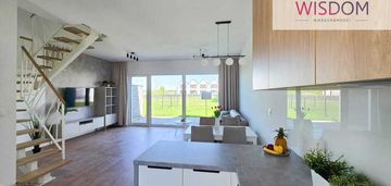 Wykończony z meblami dom w różnowie