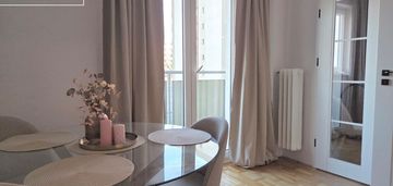 Przy metrze/balkon/oddzielna kuchnia