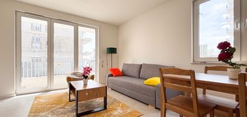 Komórka lokatorska, miejsce parkingowe, umeblowane