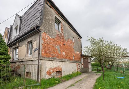 Bliźniak z ogrodem na zielonym brochowie