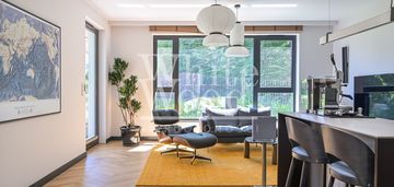 Duży salon, widok na las i zatoke