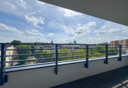 Widok na panoramę szczecina i wielkomiejski styl
