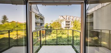 Duży salon o pow. 20,84m2, garaż i komórka, 2-balkony