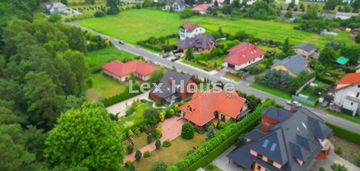 Dom z wejściem do lasu