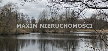 Zabytkowy park z jeziorem i domkiem letniskowym