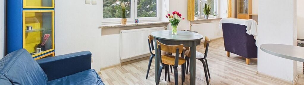 2 pokoje, duże okna, ogródek, garaż, piwnica