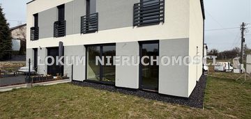 Dom w zabudowie bliźniaczej.