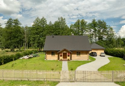 Wyjątkowy dom z bali cicho i zielono