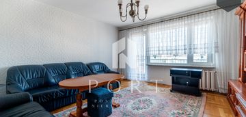 Bardzo słoneczne z widokiem na morze i zieleń.