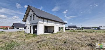 Bliżniak w stanie surowym otwartym, w pszennie.