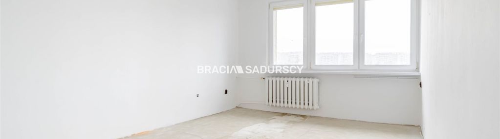 3 pokoje , piwnica , duży balkon , parking