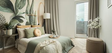 Nowy budynek, balkon, garaż, komórka, park