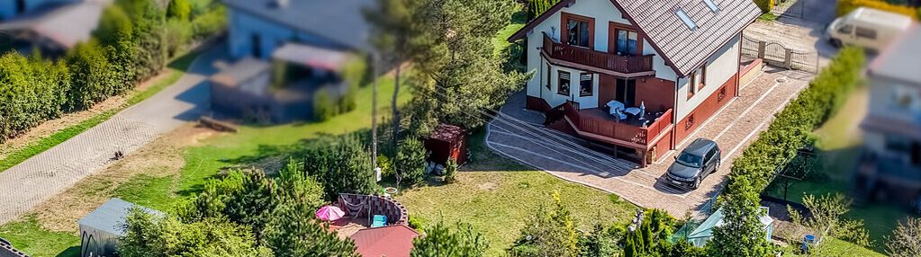 Piętrowy dom, 5-pokojowy, garaż i domek dla gości